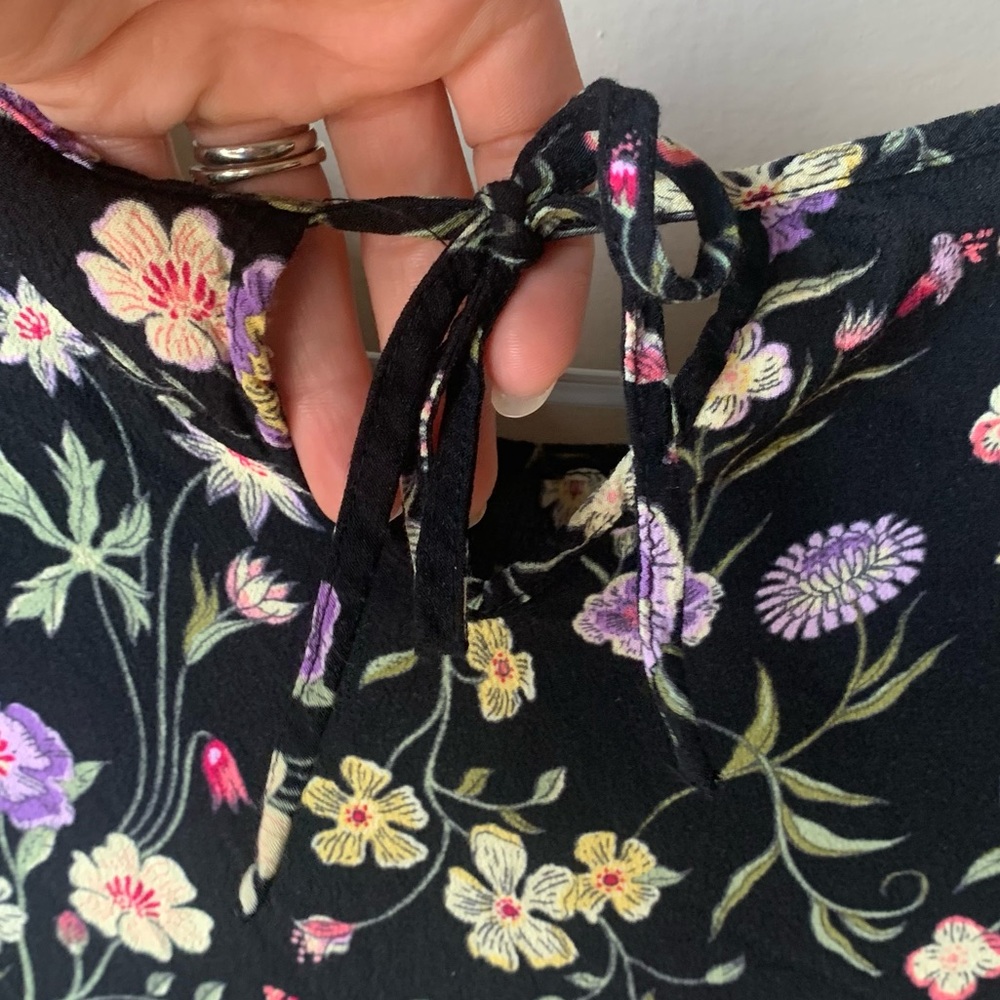 LC Lauren Conrad floral top round hem key hole back - Picture 6 of 10